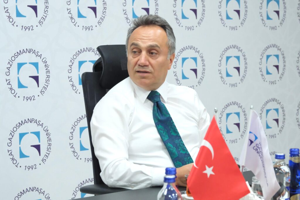 TOKAT’IN TANITIM GÖNÜLLÜLERİ REKTÖR YILMAZ’I ZİYARET ETTİ